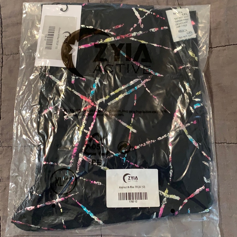 NWT Zyia Abstract Hi-Rise 7/8 24". Size 12.